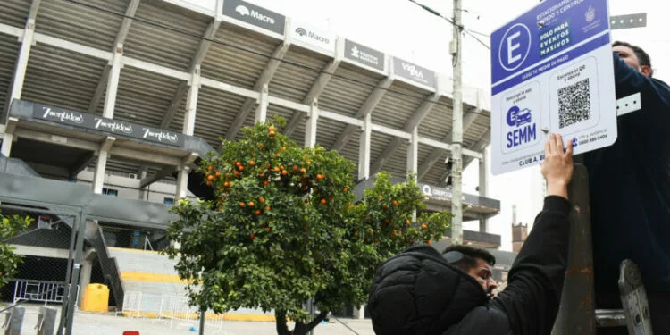 Imagen del Estadio Julio César Villagra con estacionamiento regulado