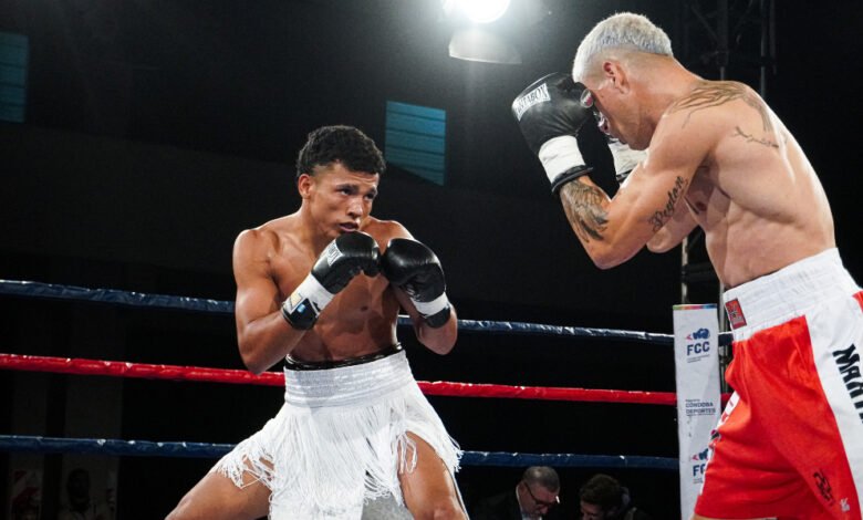 Imagen de boxeadores en acción durante una velada del programa Futuros Campeones Cordobeses