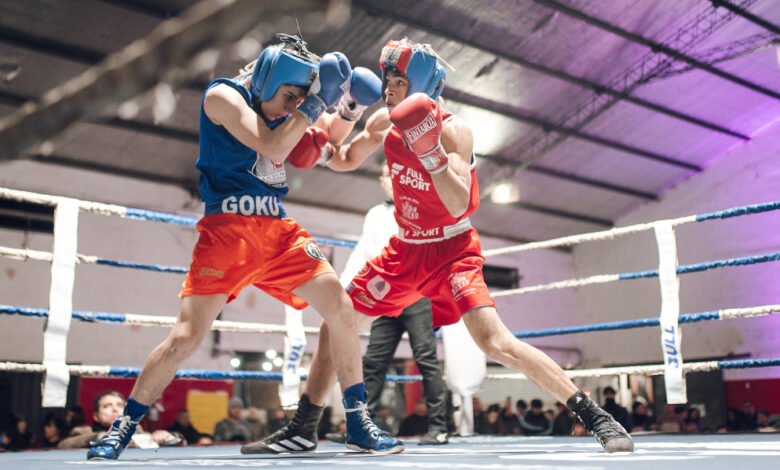 Imagen de boxeadores en el ring durante una velada del programa Futuros Campeones Cordobeses