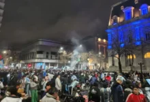 Imagen de una persona llorando en medio de una multitud