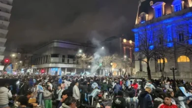 Imagen de una persona llorando en medio de una multitud