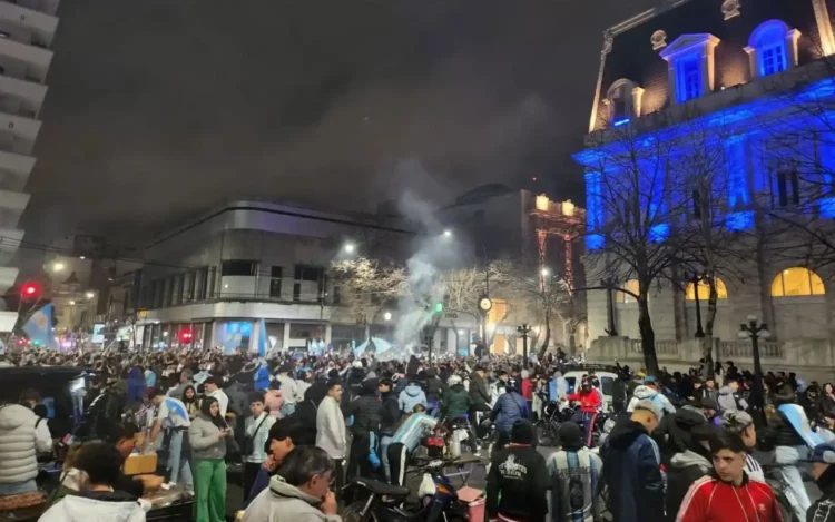 Imagen de una persona llorando en medio de una multitud