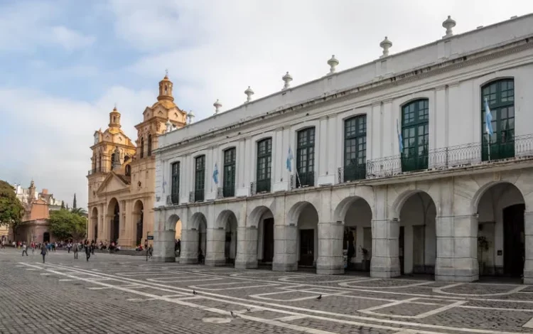 Imagen de un cielo gris sobre la ciudad de Córdoba