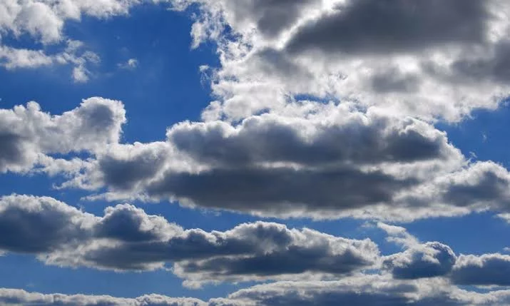 Imagen de un cielo con nubes y claros en Córdoba