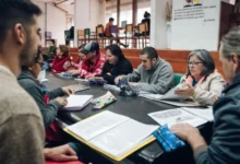 Jóvenes y adultos estudiando en un centro educativo