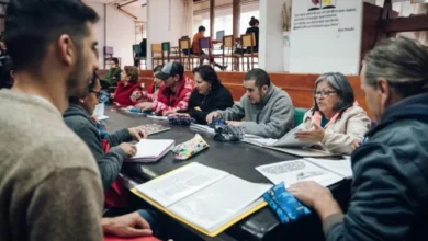 Jóvenes y adultos estudiando en un centro educativo