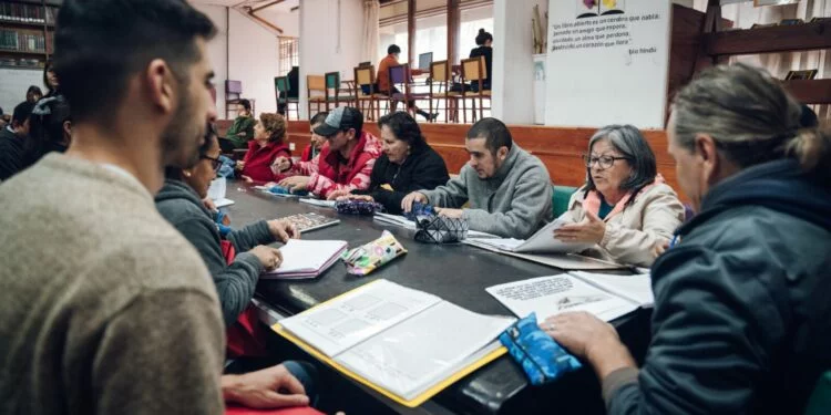 Jóvenes y adultos estudiando en un centro educativo