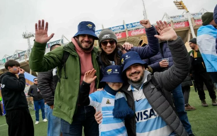 Imágenes de los hinchas de Los Pumas en el Estadio Mario Alberto Kempes