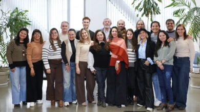 Emprendedores locales en una mesa de diálogo
