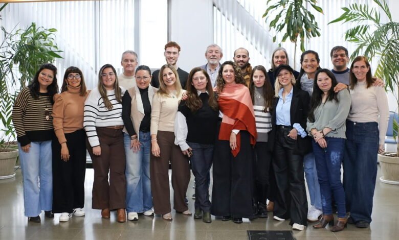 Emprendedores locales en una mesa de diálogo