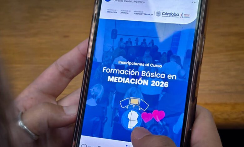 Imagen de un grupo de personas en una sesión de mediación