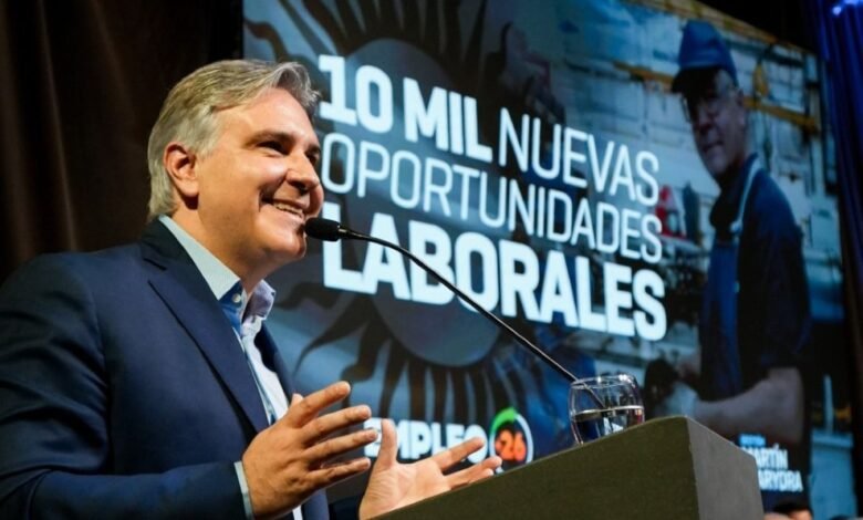 Imagen de una persona trabajando en un escritorio con un fondo de edificios de Córdoba