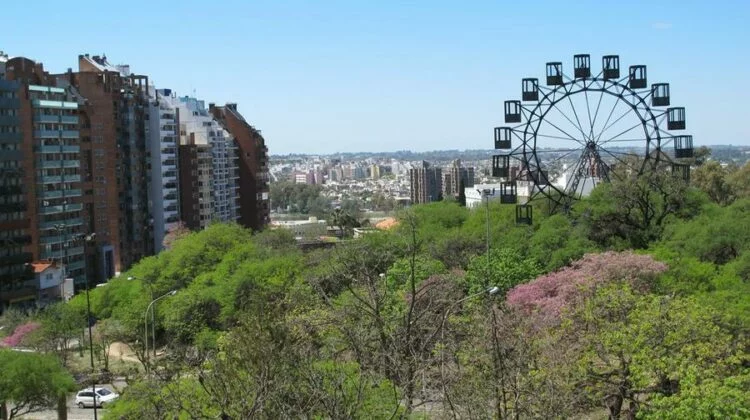 Imagen de un día soleado en el Parque Sarmiento de Córdoba