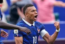 Imagen de los jugadores de Francia y Marruecos durante un partido de fútbol