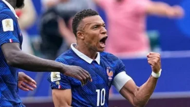 Imagen de los jugadores de Francia y Marruecos durante un partido de fútbol
