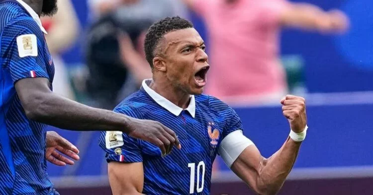 Imagen de los jugadores de Francia y Marruecos durante un partido de fútbol