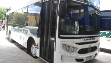 Un colectivo en la ruta 9 norte, que conecta Cruz del Eje con Deán Funes