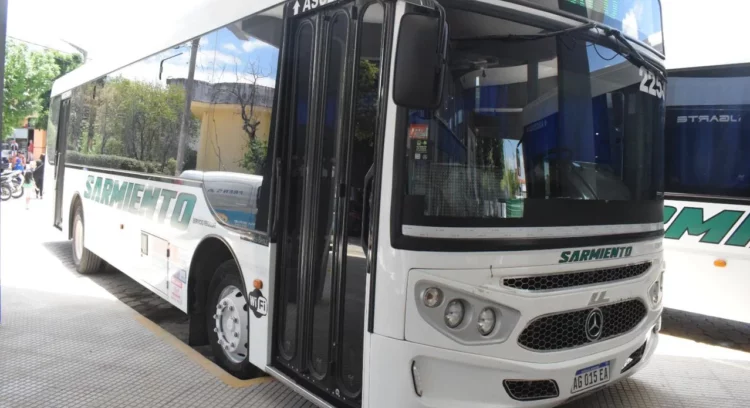 Un colectivo en la ruta 9 norte, que conecta Cruz del Eje con Deán Funes