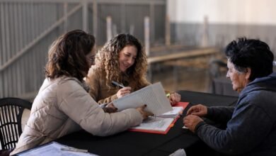 Familias recibiendo títulos de propiedad en Córdoba