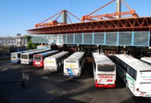 Imagen de un colectivo FAM parado en una terminal de ómnibus