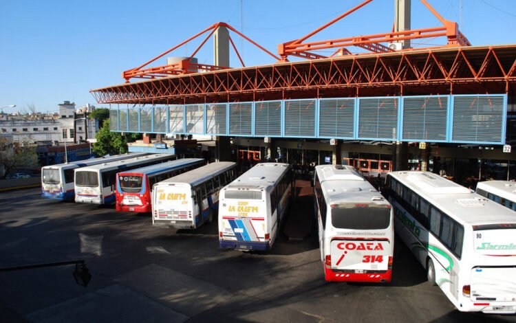 Imagen de un colectivo FAM parado en una terminal de ómnibus