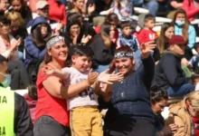 Niños y familias disfrutando de la Fiesta del Día de las Infancias en el Estadio Mario Alberto Kempes