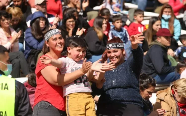 Niños y familias disfrutando de la Fiesta del Día de las Infancias en el Estadio Mario Alberto Kempes