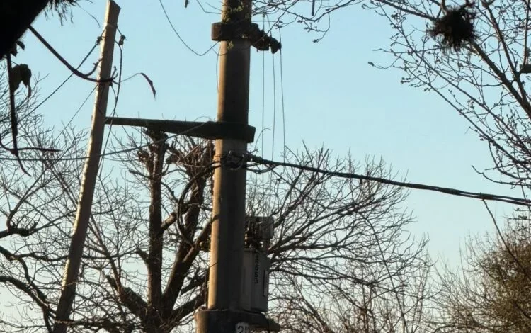 Imagen de un poste de electricidad en el Barrio Parque San Antonio