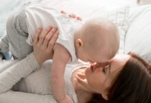 Mamá con su bebé, beneficiaria del Cuarto Mes de Licencia por Maternidad