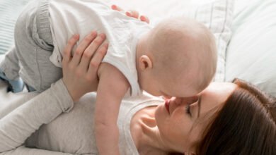 Mamá con su bebé, beneficiaria del Cuarto Mes de Licencia por Maternidad
