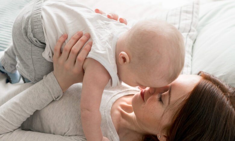 Mamá con su bebé, beneficiaria del Cuarto Mes de Licencia por Maternidad