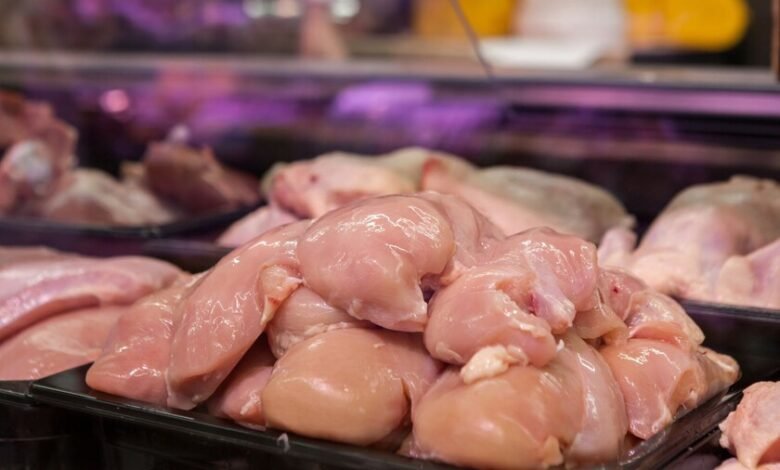 Imagen de un pollo amarillo en un mercado