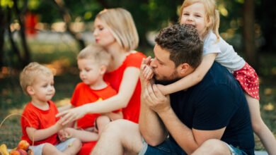 Una mujer sonriente con sus hijos, ilustrando la alegría de la paternidad