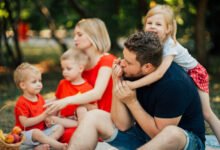 Imagen de una familia sonriente con hijos pequeños, representando la paternidad y la felicidad