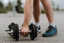 Persona realizando entrenamiento de fuerza en un gimnasio