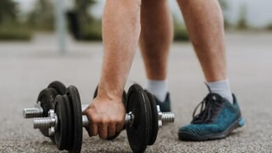 Persona realizando entrenamiento de fuerza en un gimnasio