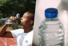 Imagen de una botella de plástico con microplásticos flotando en el agua