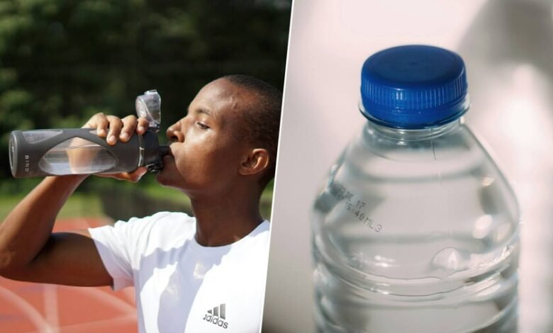 Botella de plástico con agua