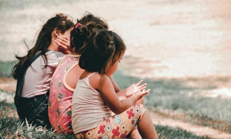 Niños sonrientes y felices en un entorno familiar cálido