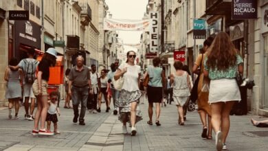 Persona vestida con ropa ligera y fresca en un día soleado