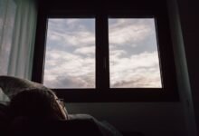 Persona durmiendo con la ventana abierta