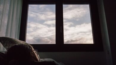 Persona durmiendo con la ventana abierta