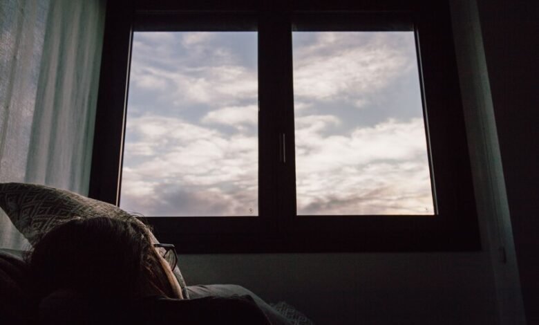 Persona durmiendo con la ventana abierta