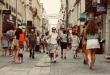 Persona vestida con ropa ligera y holgada en un día soleado