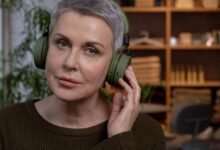 Persona usando auriculares inalámbricos con una expresión de satisfacción