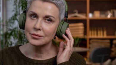 Persona utilizando auriculares inalámbricos mientras camina