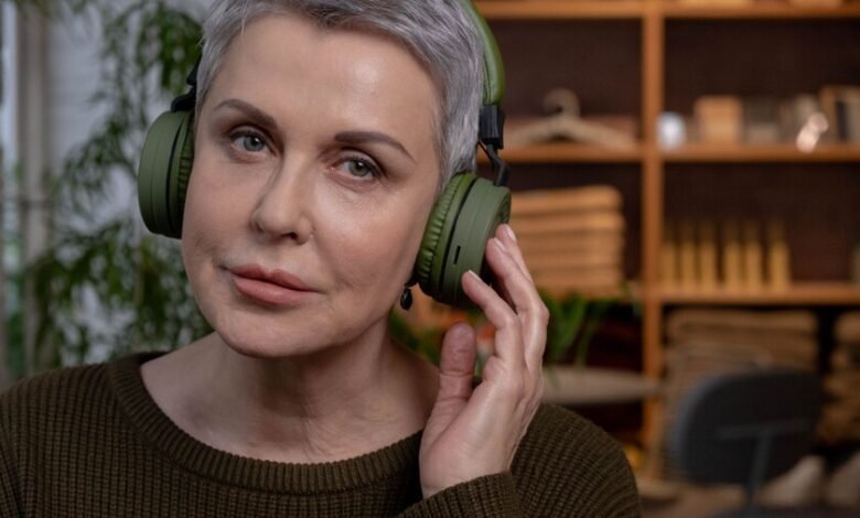 Persona utilizando auriculares inalámbricos mientras camina