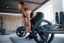 Persona realizando ejercicio de fuerza en el gimnasio