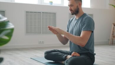 Persona meditando al amanecer en Córdoba
