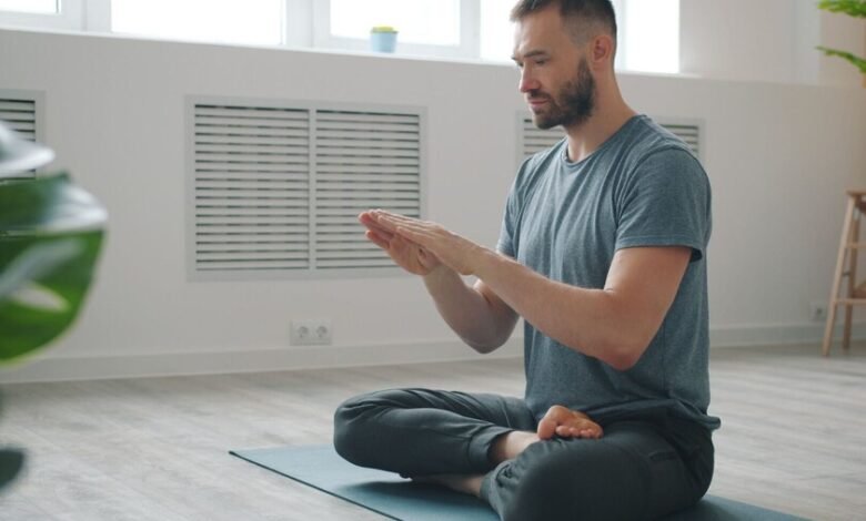 Persona meditando al amanecer en Córdoba